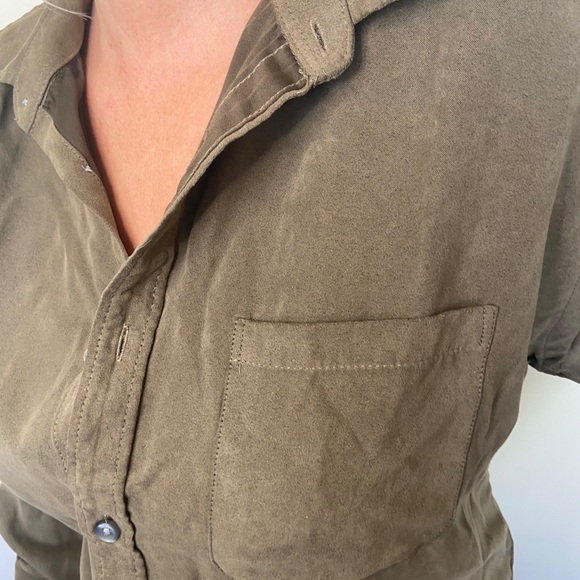 Van Heusen | Suede-like Olive Button Up Shirt | M - Picture 5 of 9